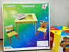 Bild von HÖLZERNER TISCH UND STÜHLE MIT EINGEBAUTER TAFEL