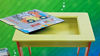 Bild von HÖLZERNER TISCH UND STÜHLE MIT EINGEBAUTER TAFEL