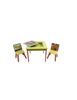 Bild von HÖLZERNER TISCH UND STÜHLE MIT EINGEBAUTER TAFEL