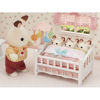 Bild von Kinderbett mit Mobile